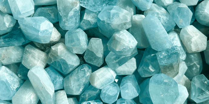 Aquamarine mini chips are gems that enhance your candles.